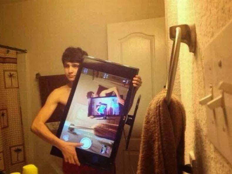 cowok mirror selfie kocak (instagram.com/cursedcorner)