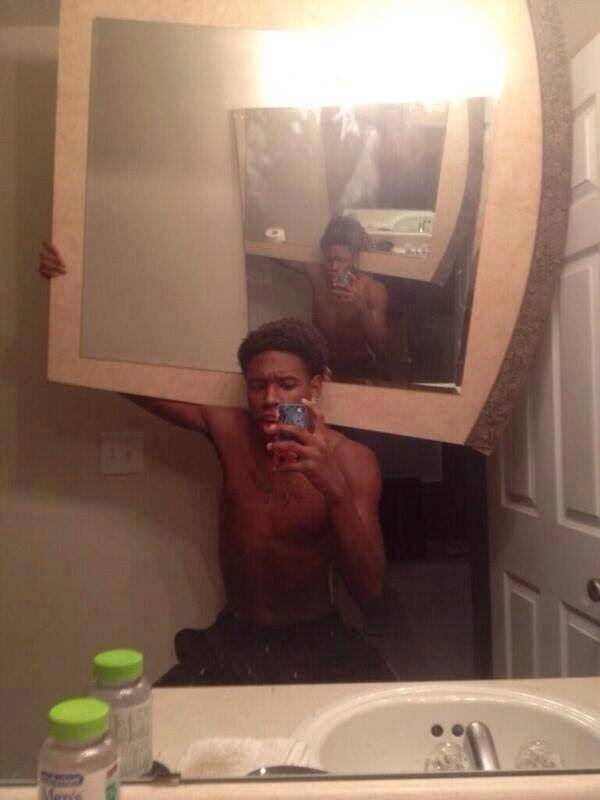 cowok mirror selfie kocak (instagram.com/cursedsite)