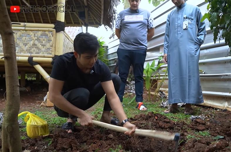 10 Potret Teuku Ryan Kubur Ari-ari Baby R, Rela Nyangkul Sendiri!