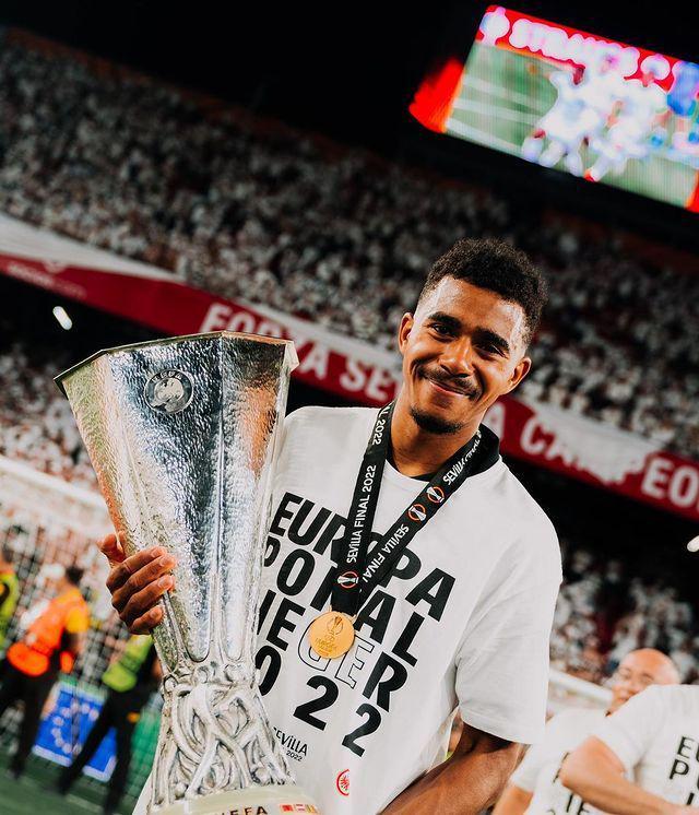 Ansgar Knauff dengan trofi Europa League (instagram.com/ansgar.k)
