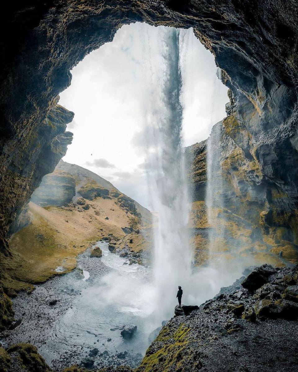 Seljalandsfoss Waterfall (instagram.com/rosenfeld.mandy)