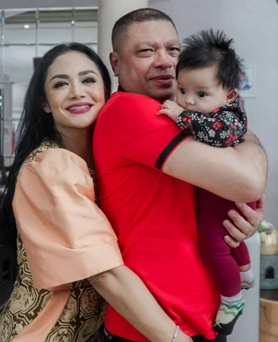 potret Krisdayanti dan Raul Lemos bareng sang cucu (instagram.com/krisdayantilemos)