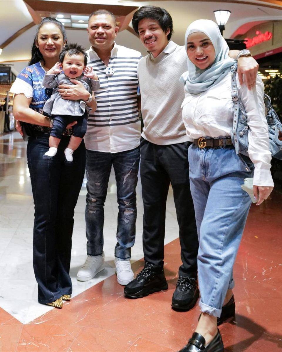 potret Krisdayanti dan Raul Lemos bareng sang cucu (instagram.com/krisdayantilemos)