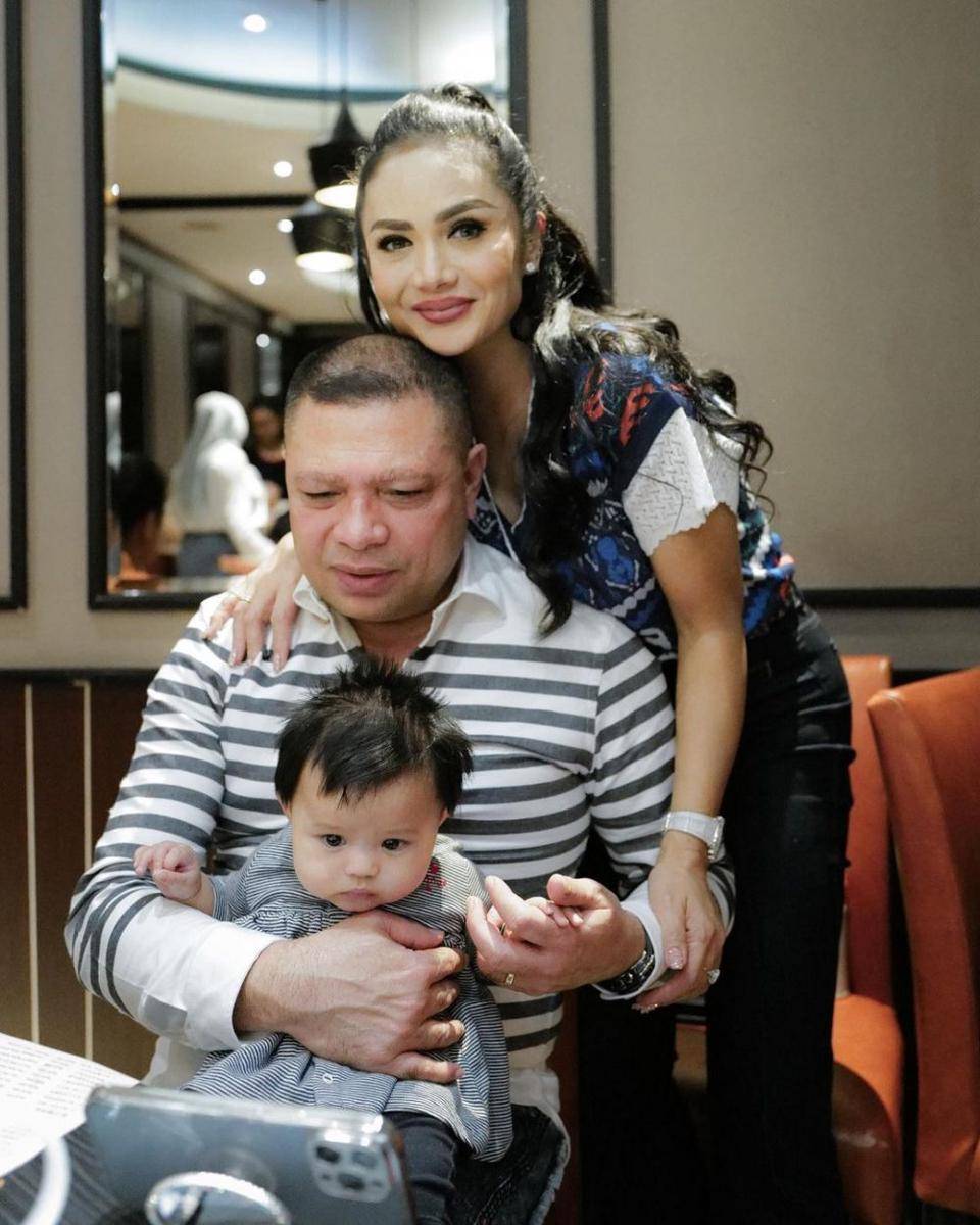 potret Krisdayanti dan Raul Lemos bareng sang cucu (instagram.com/krisdayantilemos)