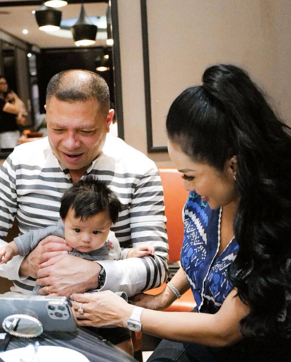 potret Krisdayanti dan Raul Lemos bareng sang cucu (instagram.com/krisdayantilemos)