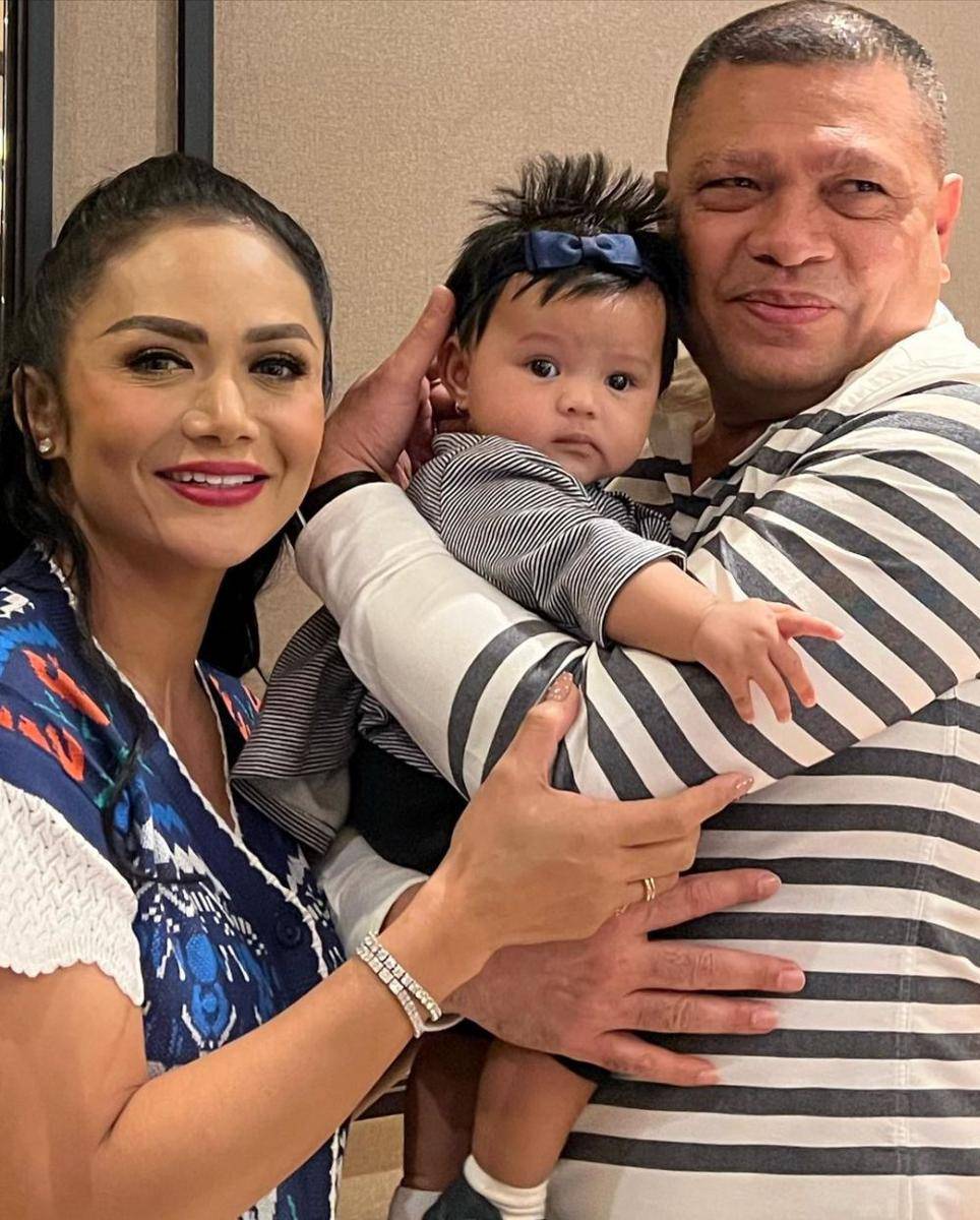 potret Krisdayanti dan Raul Lemos bareng sang cucu (instagram.com/krisdayantilemos)