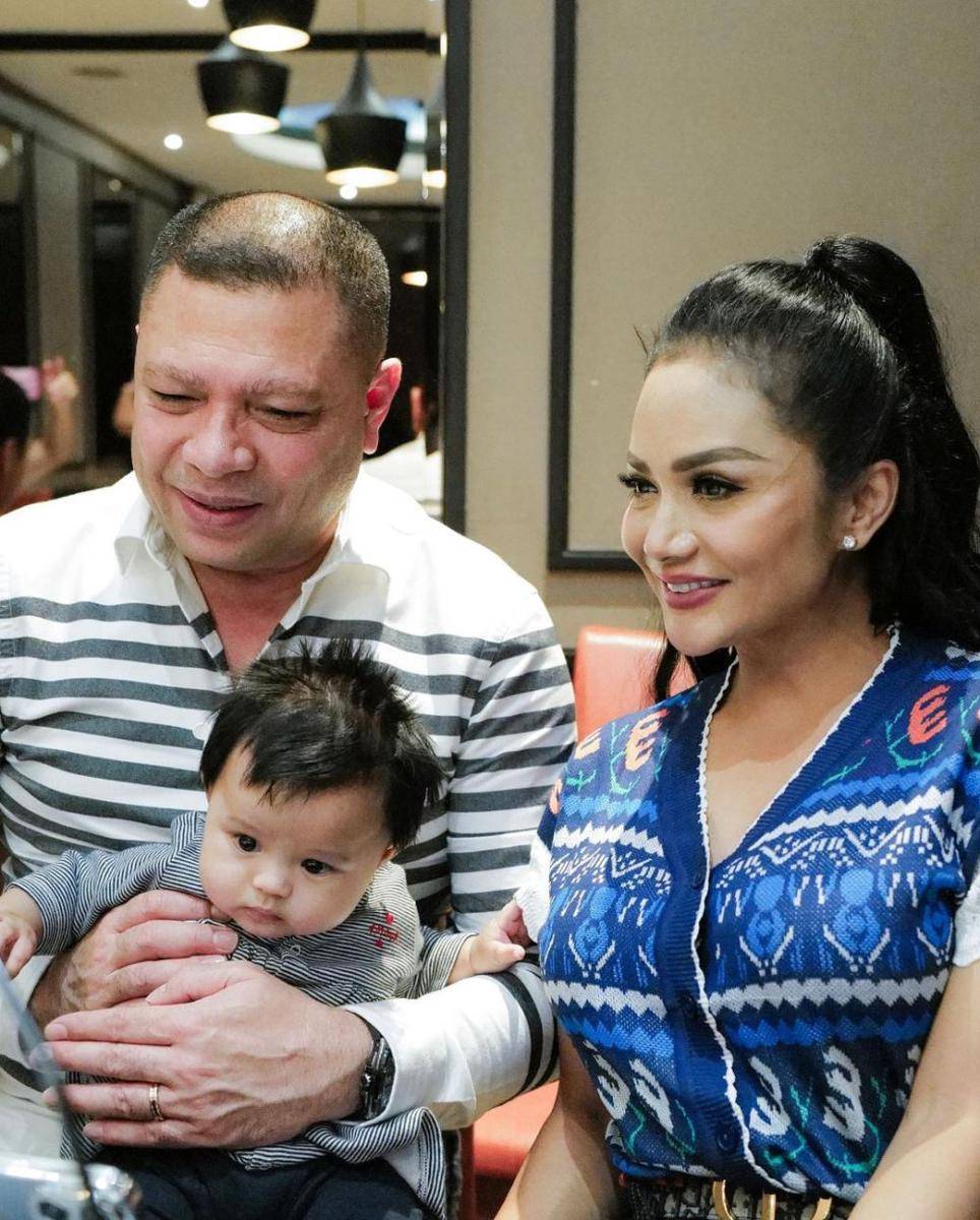 potret Krisdayanti dan Raul Lemos bareng sang cucu (instagram.com/krisdayantilemos)