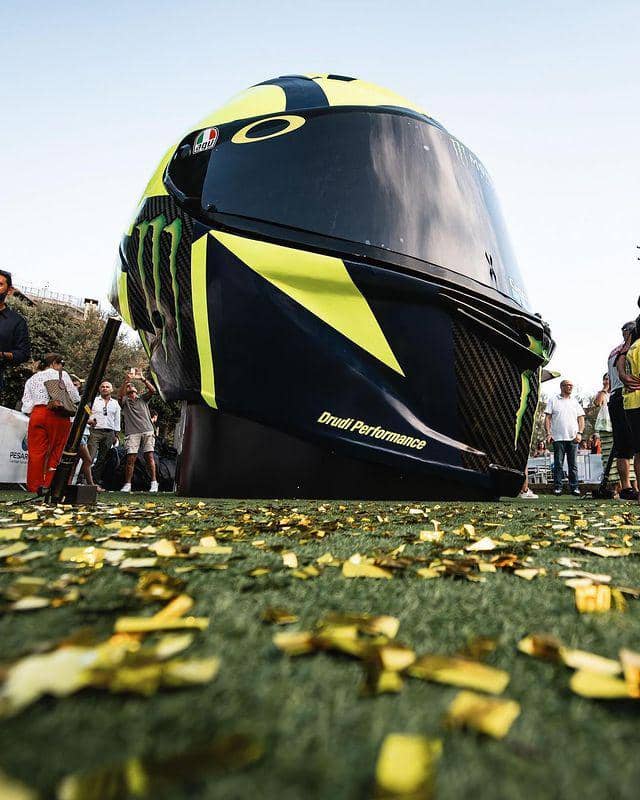 helm raksasa milik Valentino Rossi (instagram.com/valeyellow46)