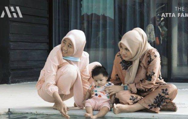 10 Potret Kedekatan Aurel dan Sus Suroh, Baby Sitter Ameena