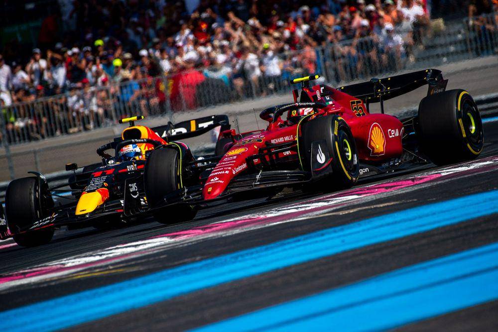 Carlos Sainz berduel dengan Sergio Perez pada GP Prancis 2022. (twitter.com/ScuderiaFerrari)
