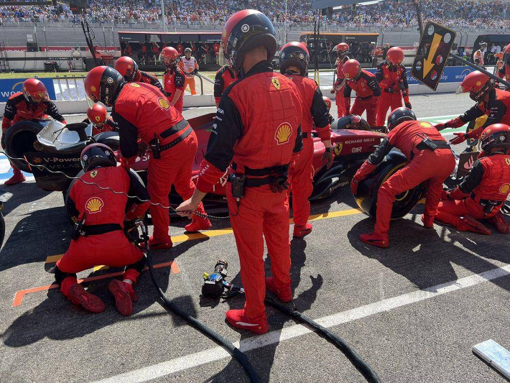 Carlos Sainz saat masuk pit pada balapan GP Prancis 2022 (twitter.com/ScuderiaFerrari)