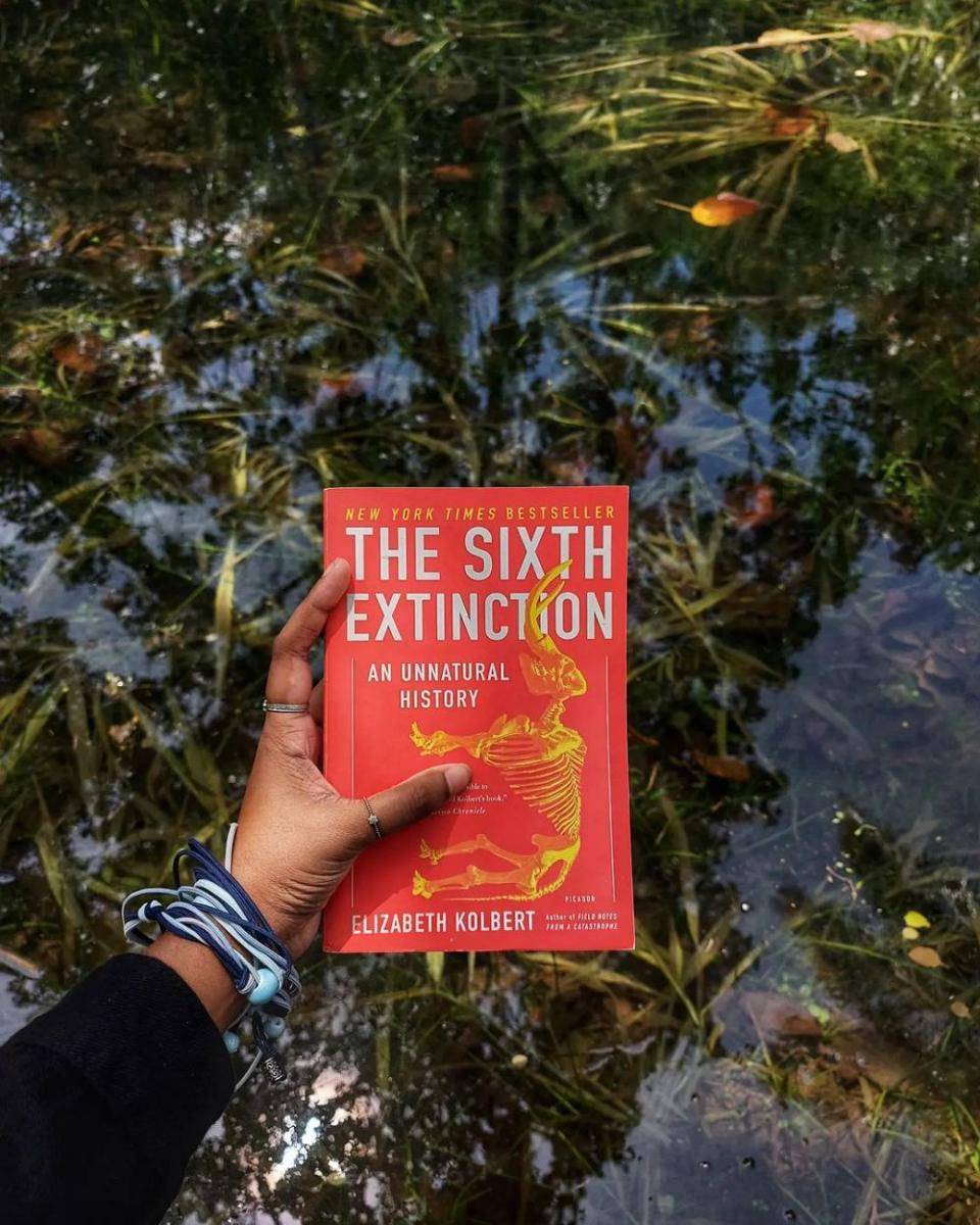 buku The Sixth Extinction (instagram.com/dashiecooray)