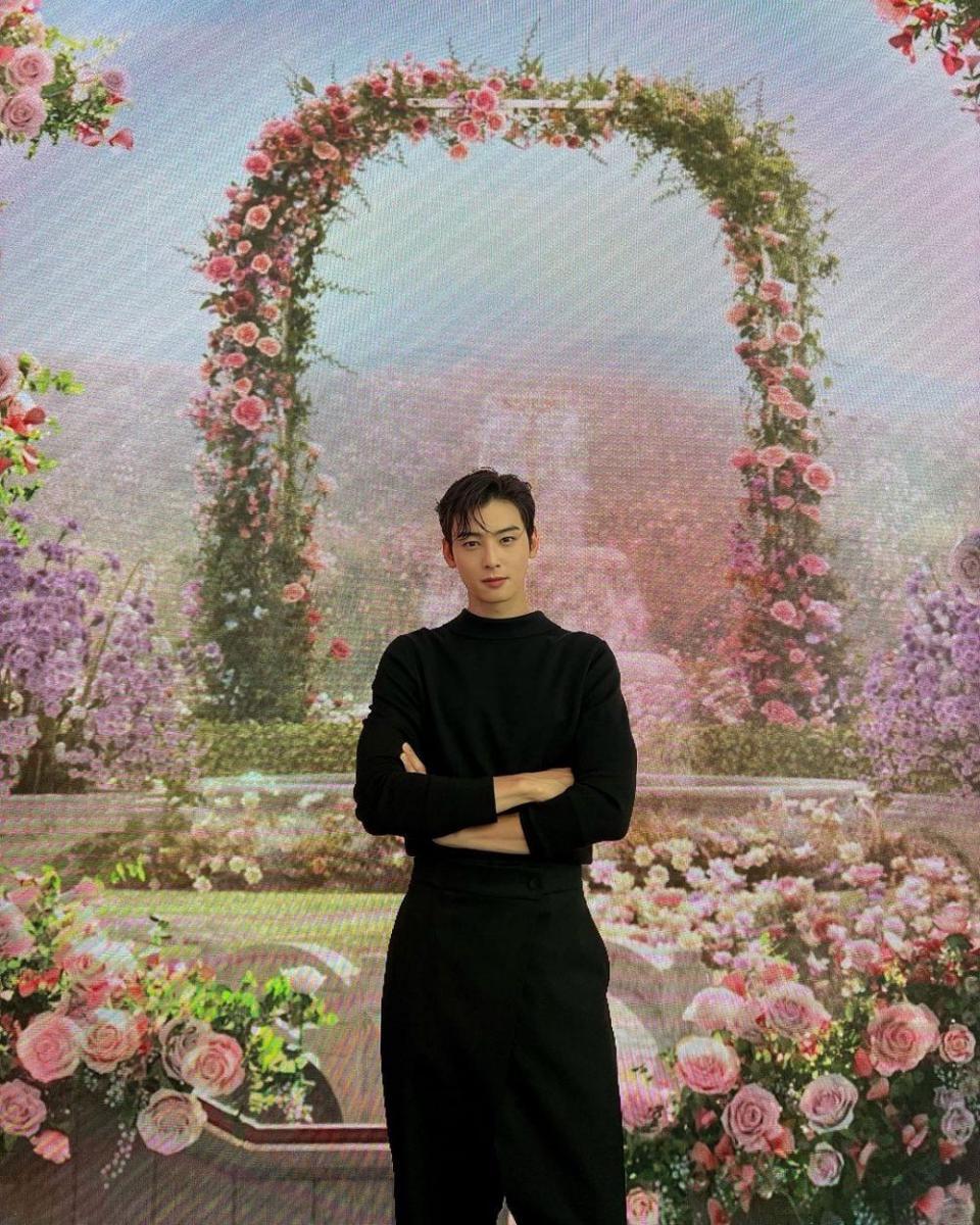 Cha Eun Woo di event DIOR Men's 2022 Winter Collection. (instagram.com/eunwo.o_c)