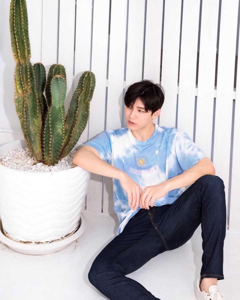 kaus ala New Thitipoom (instagram.com/newwiee)