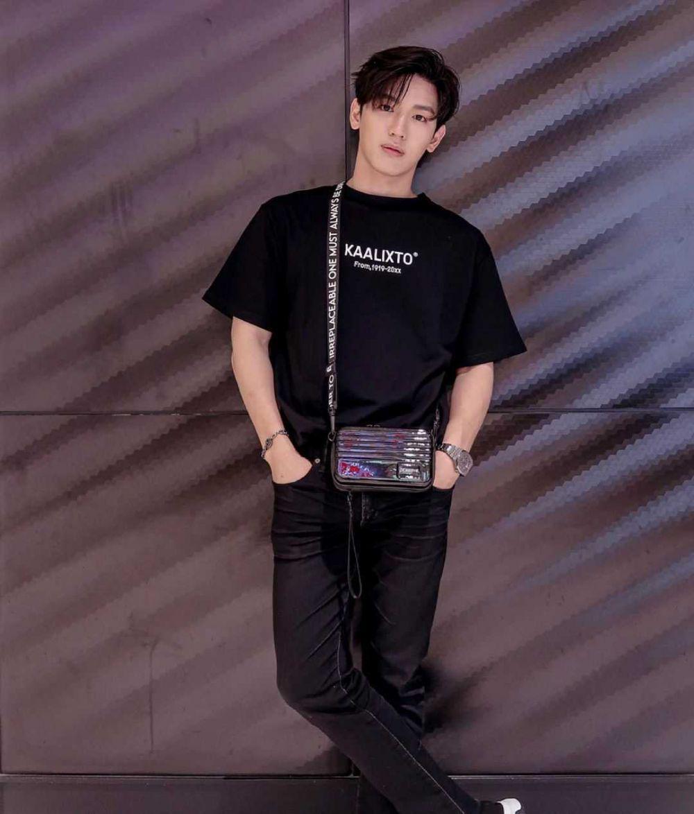 kaus ala New Thitipoom (instagram.com/newwiee)