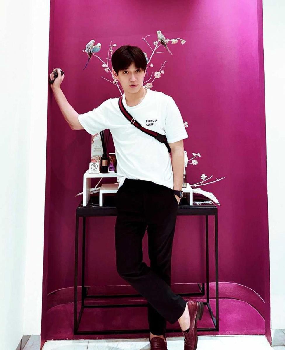 kaus ala New Thitipoom (instagram.com/newwiee)