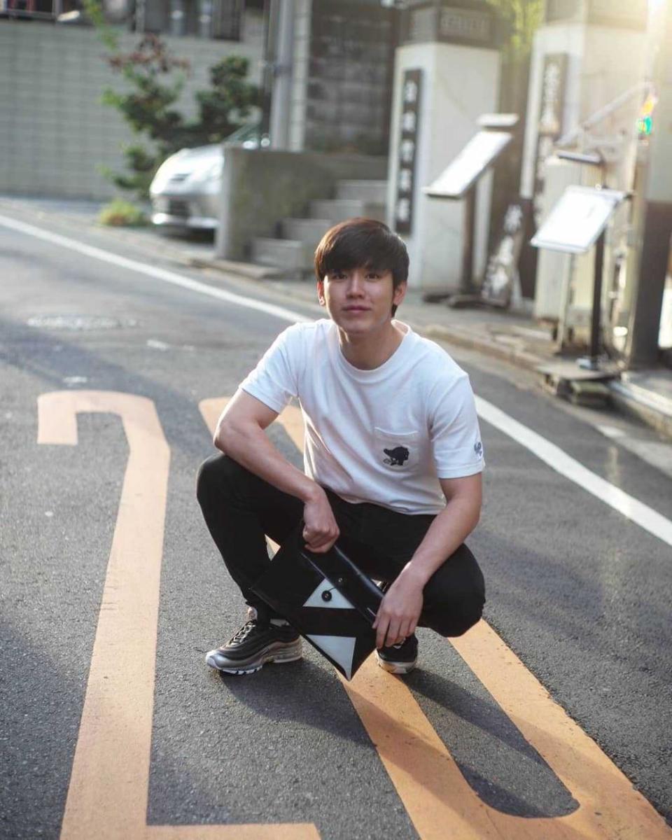 kaus ala New Thitipoom (instagram.com/newwiee)