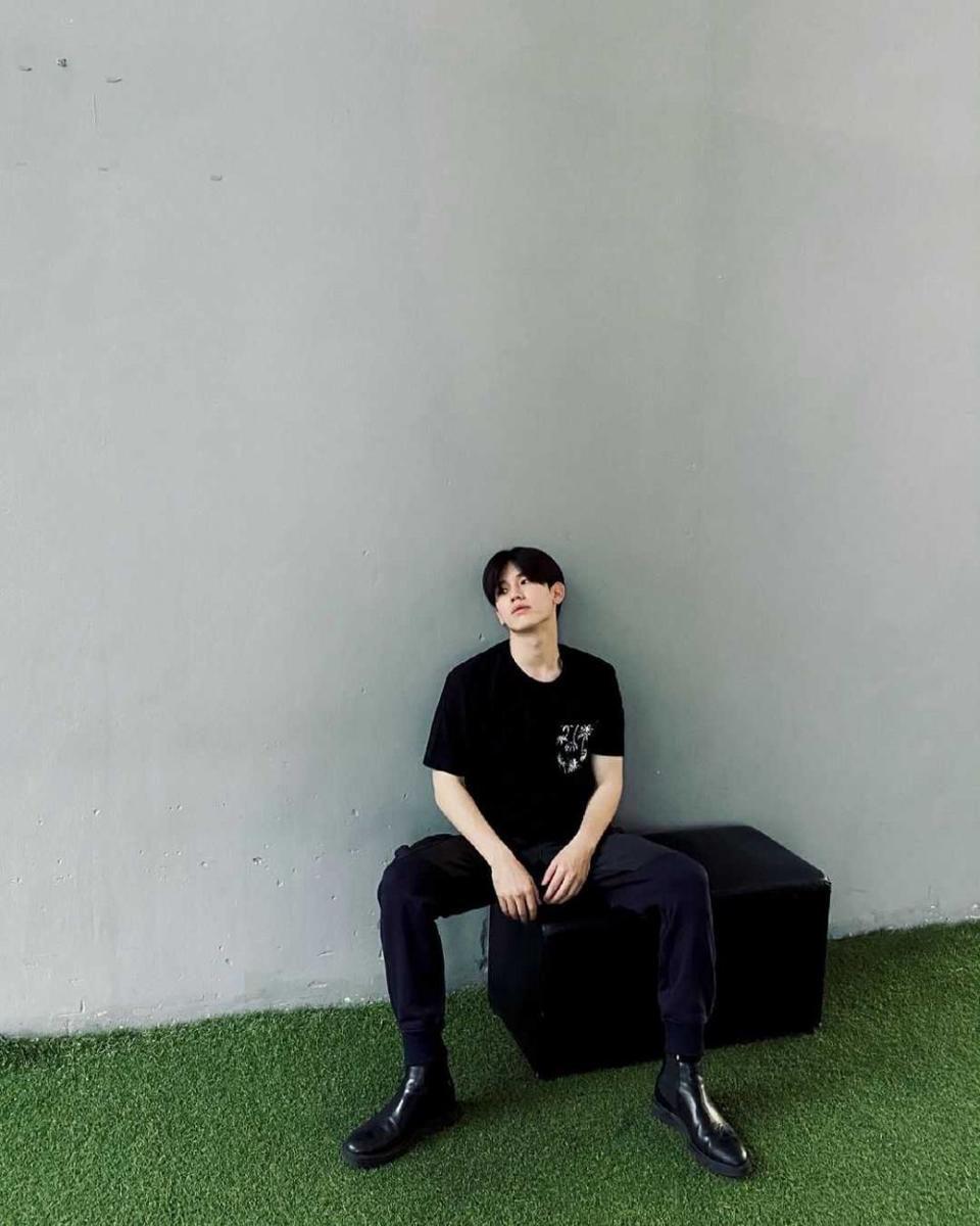 kaus ala New Thitipoom (instagram.com/newwiee)