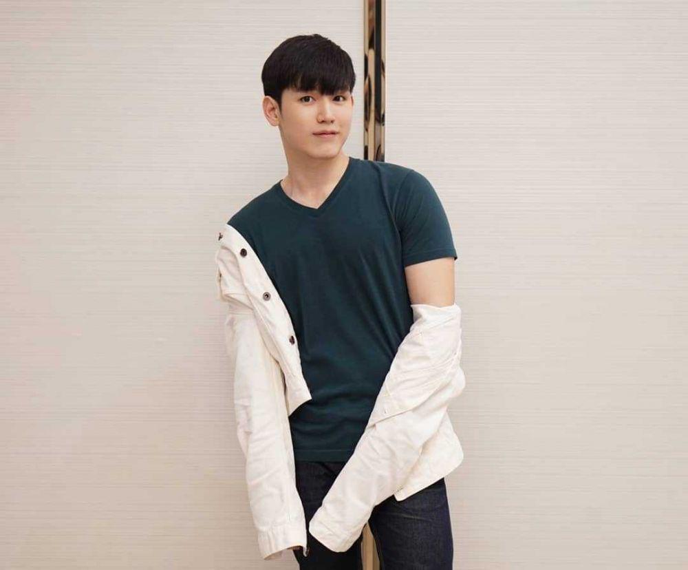 kaus ala New Thitipoom (instagram.com/newwiee)