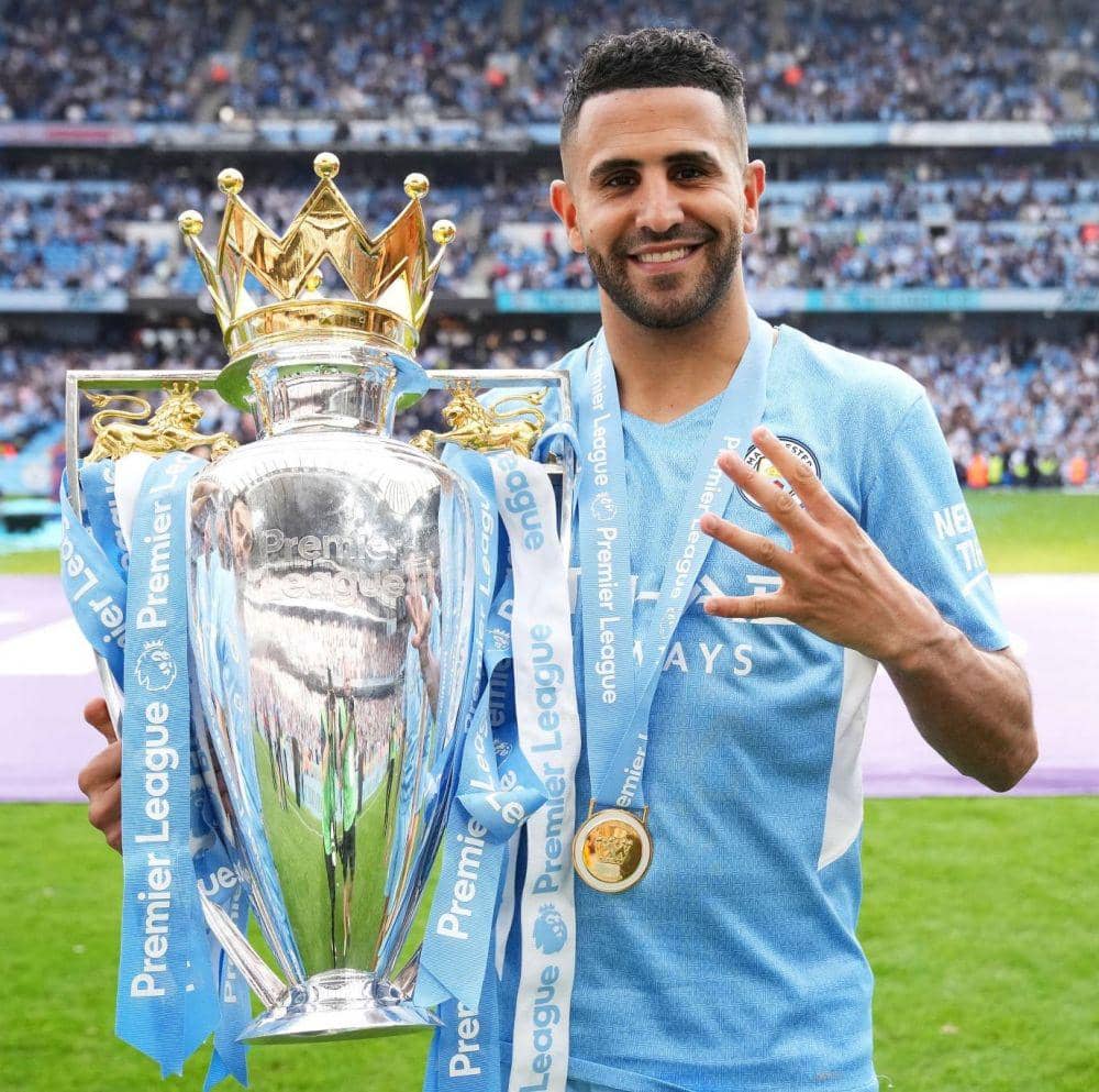 Riyad Mahrez ikut memenangkan trofi Premier League 2021/2022 bersama Manchester City. (twitter.com/Mahrez22)