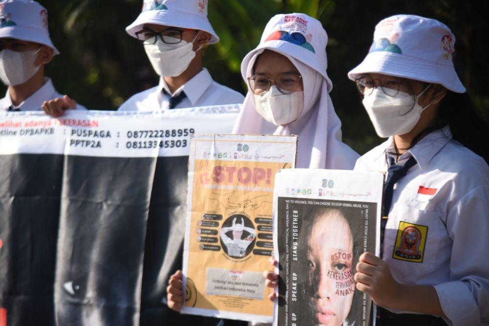 Sejumlah pelajar  di Surabaya saat mengkampanyekan anti kekerasan pada anak, Rabu (27/7/2022). (Dok. Diskominfo Kota Surabaya)