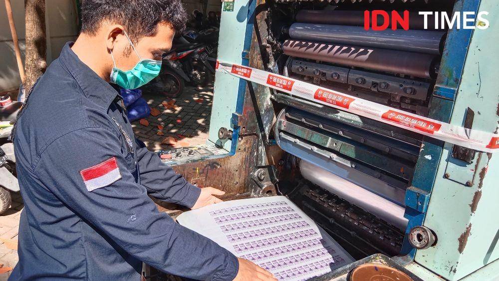 Seorang petugas Bea Cukai Semarang mengecek kondisi pita cukai palsu yang diproduksi warga Semarang. (IDN Times/Fariz Fardianto)