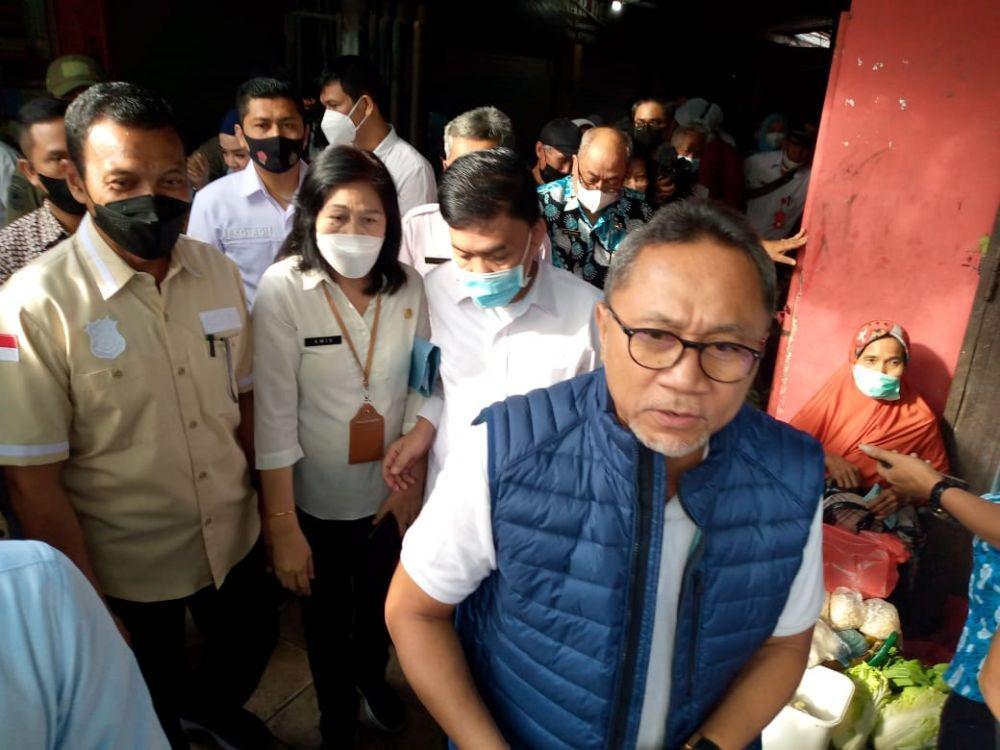 Cek ke Pasar Gayamsari, Zulhas Kaget Ada Minyak Goreng Curah Kemasan Botol