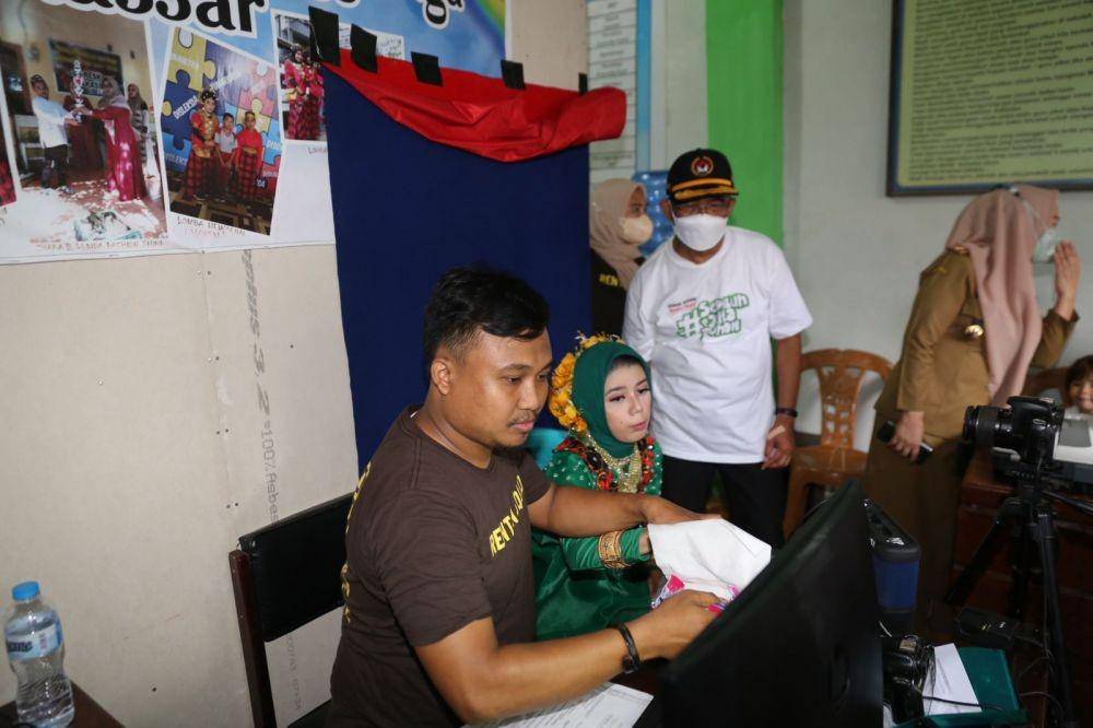 Menteri Koordinator Bidang Pembangunan Manusia dan Kebudayaan Muhadjir Effendy meninjau perekaman E-KTP bagi penyandang difabel di SLB Reskiani Mangga Tiga Makassar, Selasa (26/7/2022). Dok. Biro Hukum, Persidangan, Organisasi dan Komunikasi Kemenko PMK