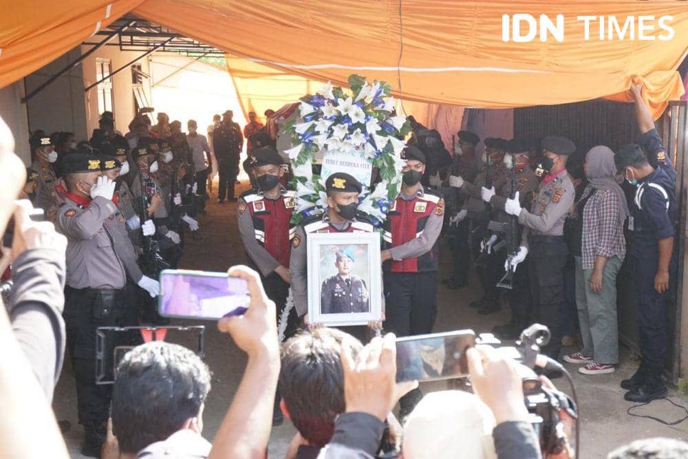 Apel Persada atau upacara pemakaman Nofriansyah Yosua Hutabarat atau Brigadir J usai autopsi ulang di RSUD Sungai Bahar, Muaro Jambi, Provinsi Jambi, Rabu (27/7/2022). (IDN Times/ Deryardli Tiarhendi)