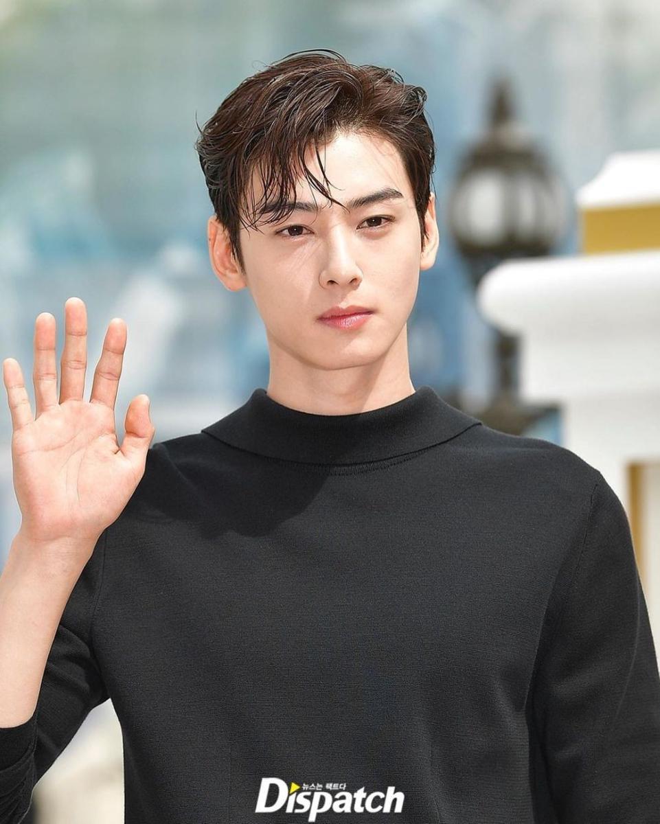 Cha Eun Woo di event DIOR Men's 2022 Winter Collection. (instagram.com/koreadispatch)