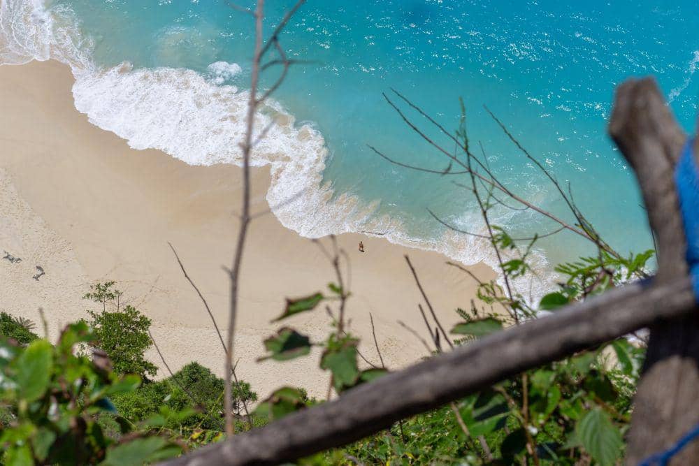 Kelingking Beach (unsplash.com/Mahosadha Ong)