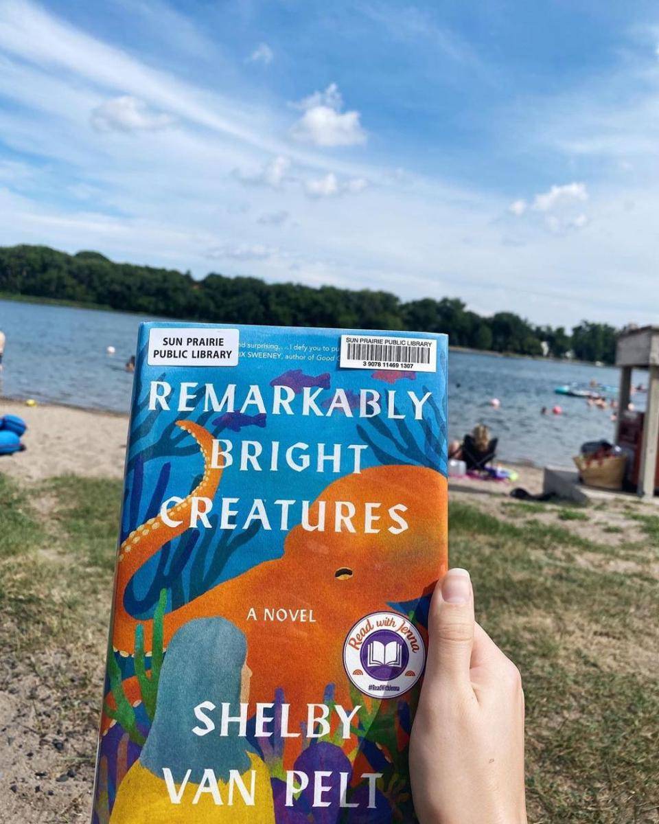 novel Remarkably Bright Creatures (instagram.com/mers_library)