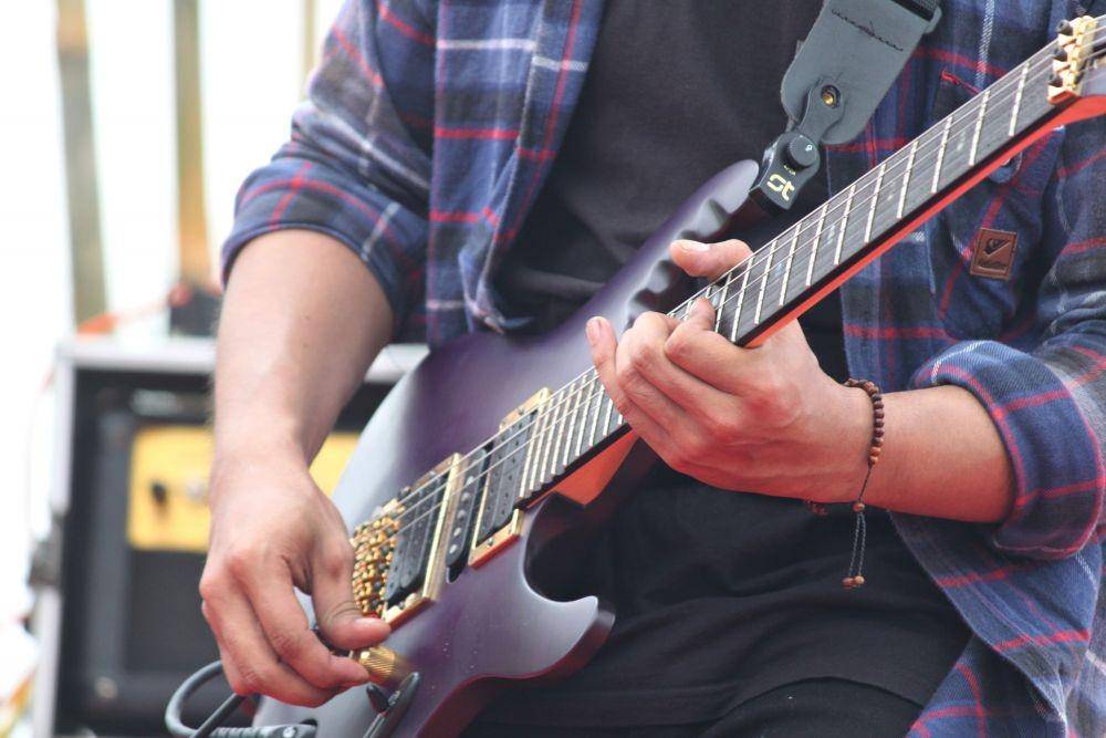 Senar gitar elektrik (unsplash/Mufid Majnun)
