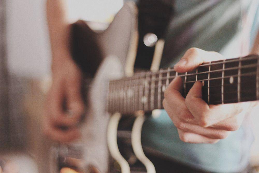 Senar gitar elektrik (unsplash/olegixanovpht)