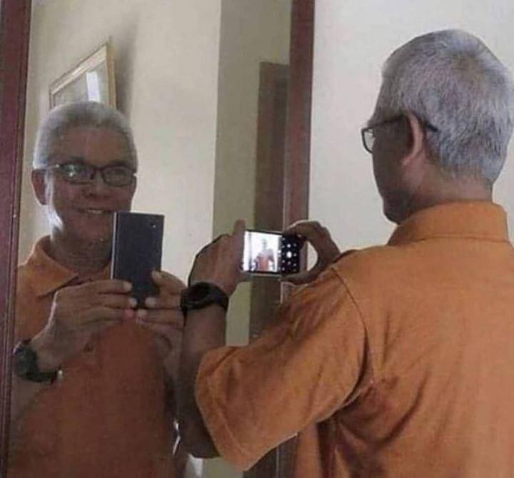 cowok mirror selfie kocak (instagram.com/cursedcorner)