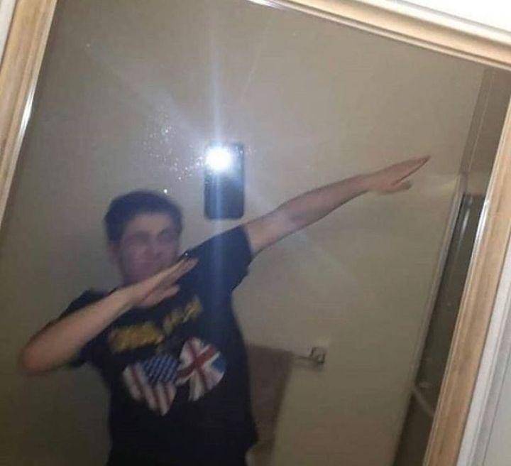 cowok mirror selfie kocak (instagram.com/cursepsto)