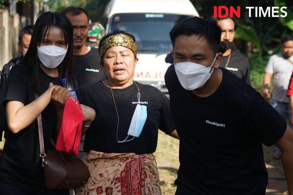 Keluarga Nofriansyah Yosua Hutabarat atau Brigadir J jelang autopsi ulang, Rabu (27/7/2022). (IDN Times/Deryardli Tiarhendi)