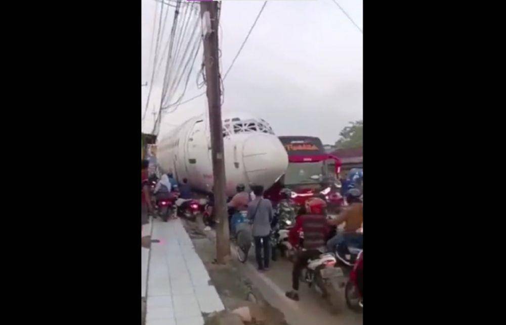 Geger, Truk Angkut Pesawat di Jalan Raya Parung Bogor Bikin Macet