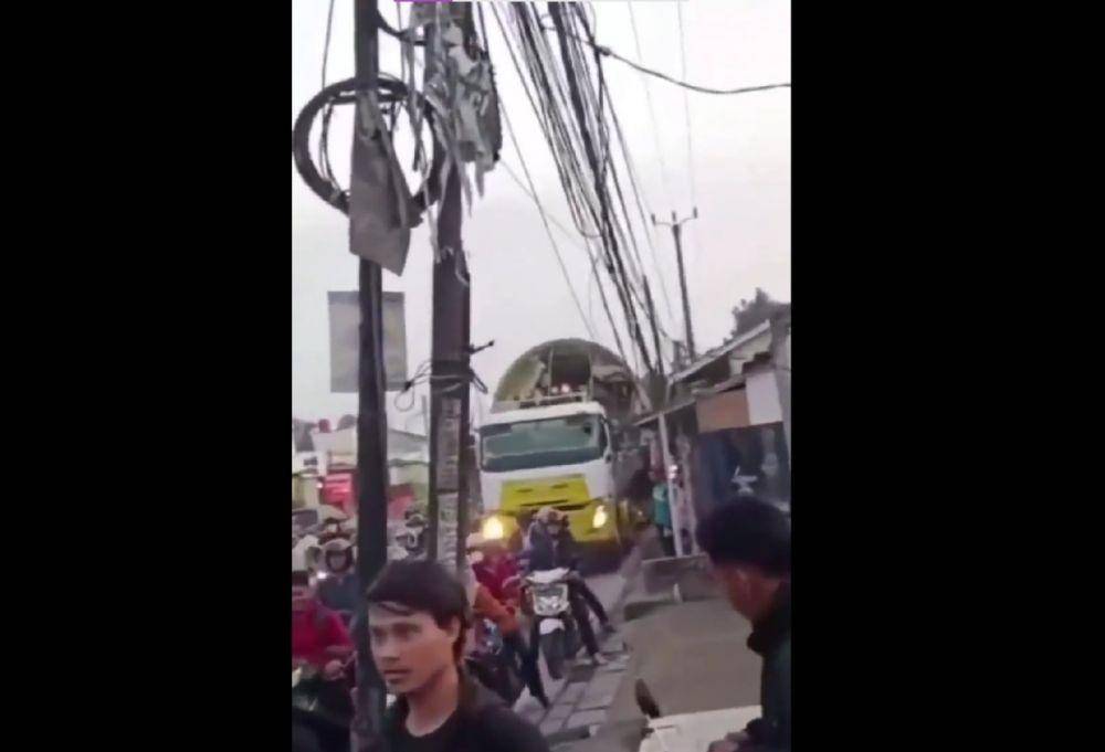 Aktivitas pengangkutan bangkai pesawat membuat macet Jalan Raya Parung, Kabupaten Bogor, Jawa Barat, Selasa (26/7/2022). (twitter.com/PamanukanP)
