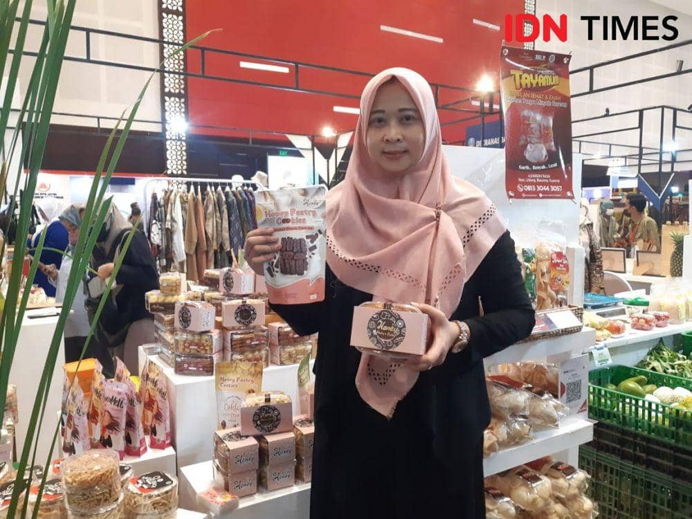 Pelaku UKM Surabaya, Hany Setya Wardani saat memarken produk UKM di K-UKM Expo 2022. IDN Times/Ardiansyah Fajar.