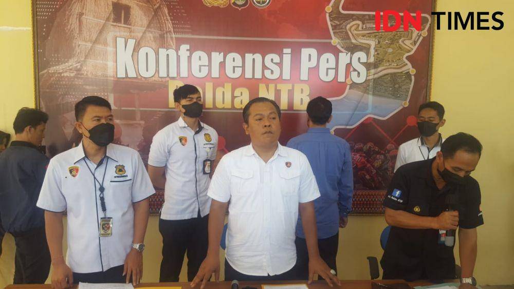 Kabag Wasidik Ditreskrimsus Polda NTB AKBP Darsono Setia Aji di Mapolda NTB saat menggelar keterangan pers terkait pelimpahan tahap 2 kasus tindak pidana ITE dengan tersangka IMSA di Mapolda NTB, Rabu (27/7/2022). (IDN Times/Muhammad Nasir)