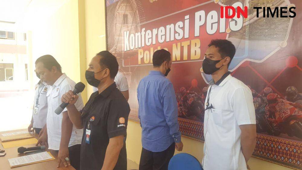 Kabag Wasidik Ditreskrimsus Polda NTB AKBP Darsono Setia Aji di Mapolda NTB saat menggelar keterangan pers terkait pelimpahan tahap 2 kasus tindak pidana ITE dengan tersangka IMSA di Mapolda NTB, Rabu (27/7/2022). (IDN Times/Muhammad Nasir)