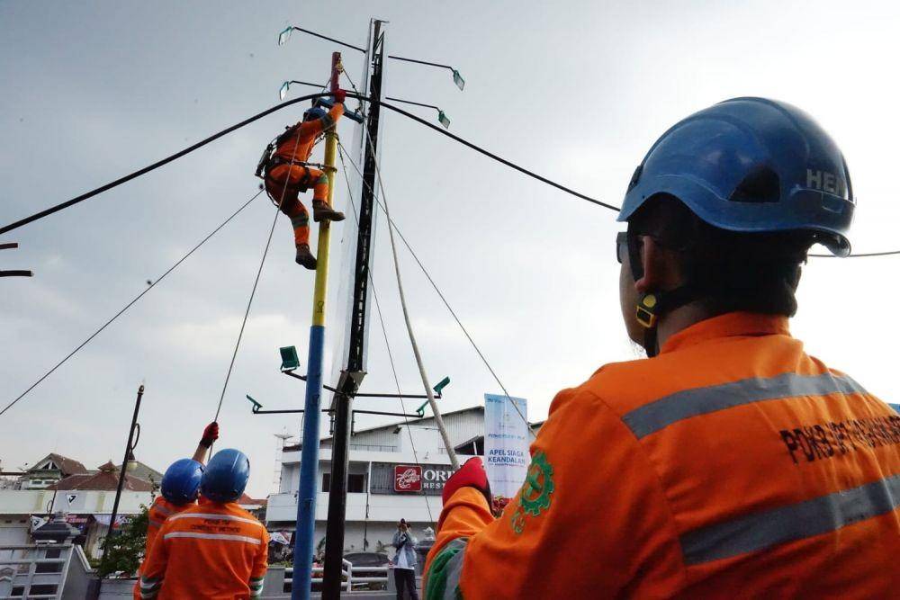 Petugas PLN mengamankan pasokan listrik untuk penyelenggaraan Asean Para Games XI di Kota Solo pada 30 Juli – 6 Agustus 2022 mendatang. (dok. PLN)