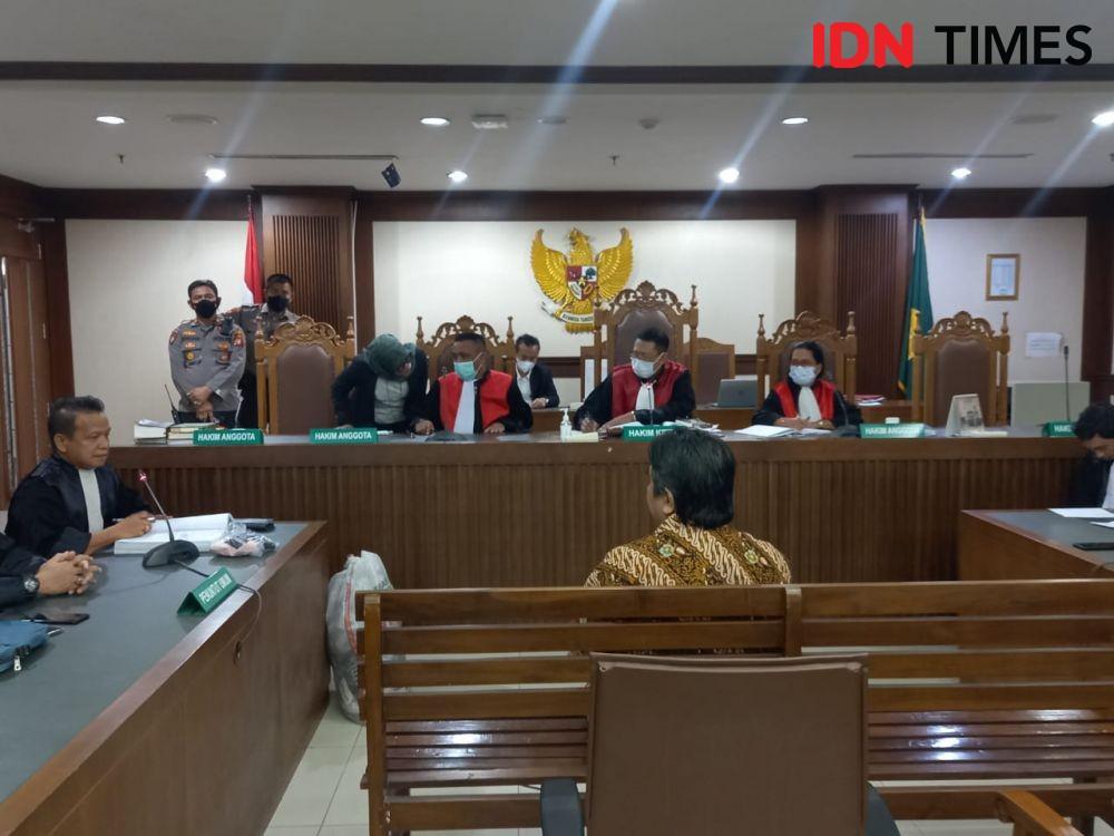 Pegiat media sosial Ade Armando memberi kesaksian dalam persidangan di PN Jakarta Pusat. (IDN Times/Aryodamar)