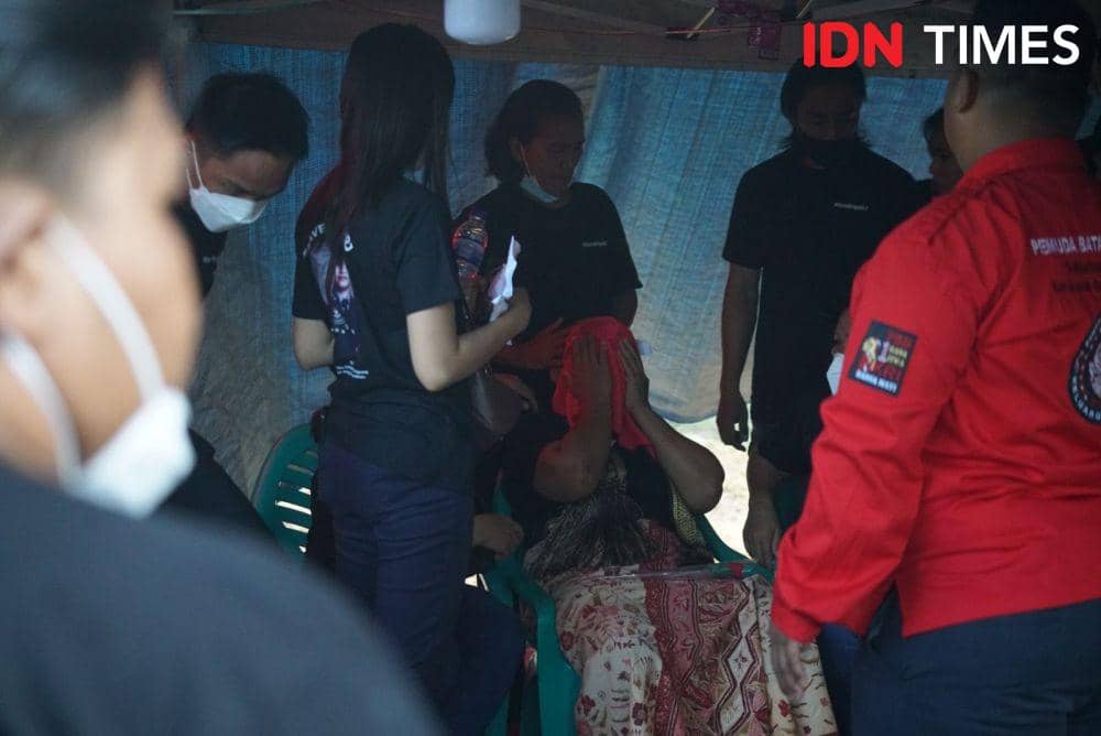 Proses ekshumasi atau pembongkaran makan Nofriansyah Yosua Hutabarat atau Brigadir J untuk keperluan autopsi ulang, Rabu (27/7/2022). (IDN Times/ Deryardli Tiarhendi)