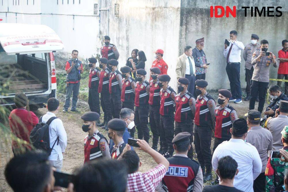 Proses ekshumasi atau pembongkaran makan Nofriansyah Yosua Hutabarat atau Brigadir J untuk keperluan autopsi ulang, Rabu (27/7/2022). (IDN Times/ Deryardli Tiarhendi)
