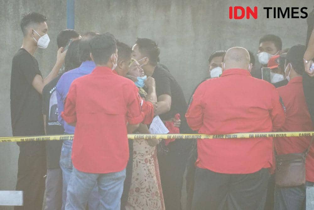 Proses ekshumasi atau pembongkaran makan Nofriansyah Yosua Hutabarat atau Brigadir J untuk keperluan autopsi ulang, Rabu (27/7/2022). (IDN Times/ Deryardli Tiarhendi)