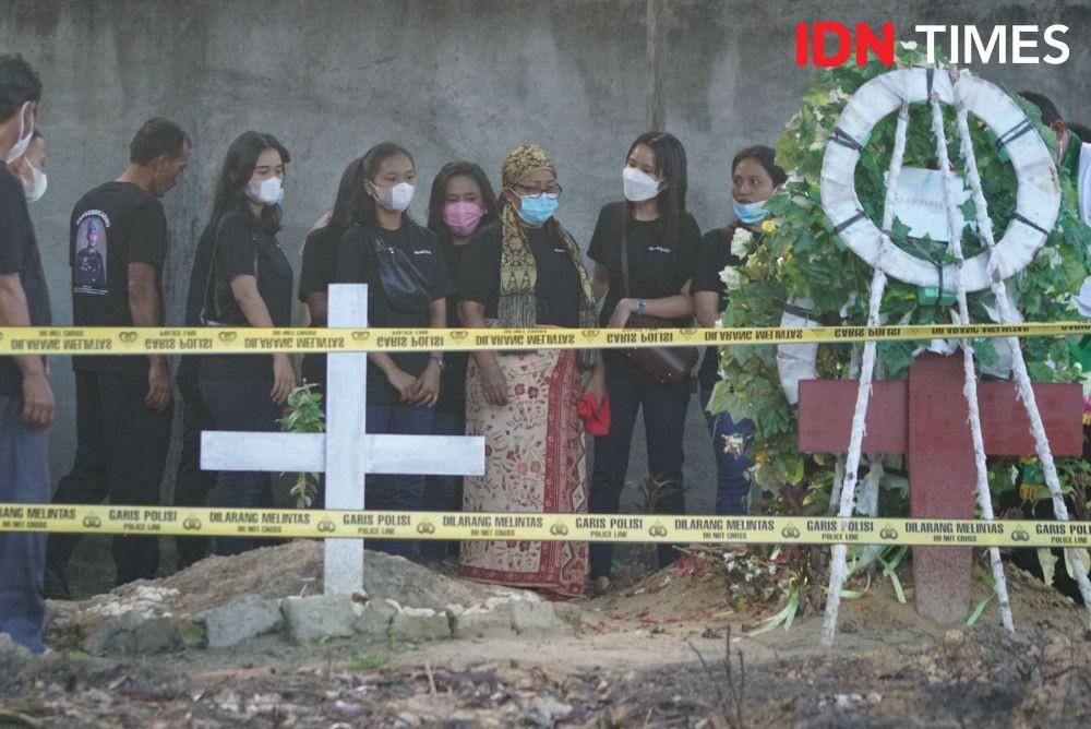 Proses ekshumasi atau pembongkaran makan Nofriansyah Yosua Hutabarat atau Brigadir J untuk keperluan autopsi ulang, Rabu (27/7/2022). (IDN Times/ Deryardli Tiarhendi)