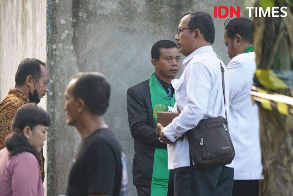Proses ekshumasi atau pembongkaran makan Nofriansyah Yosua Hutabarat atau Brigadir J untuk keperluan autopsi ulang, Rabu (27/7/2022). (IDN Times/ Deryardli Tiarhendi)