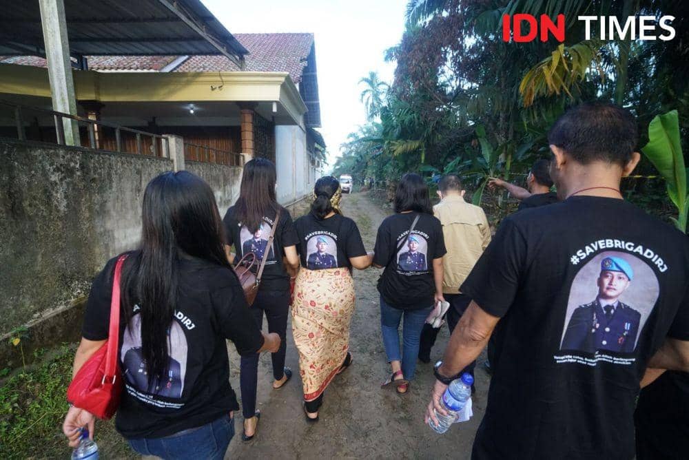 Keluarga Kenakan Baju Hitam Tulisan #SaveBrigadirJ Saat Autopsi
